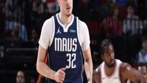 深圳男篮主场战胜天津男篮，比分为110-107